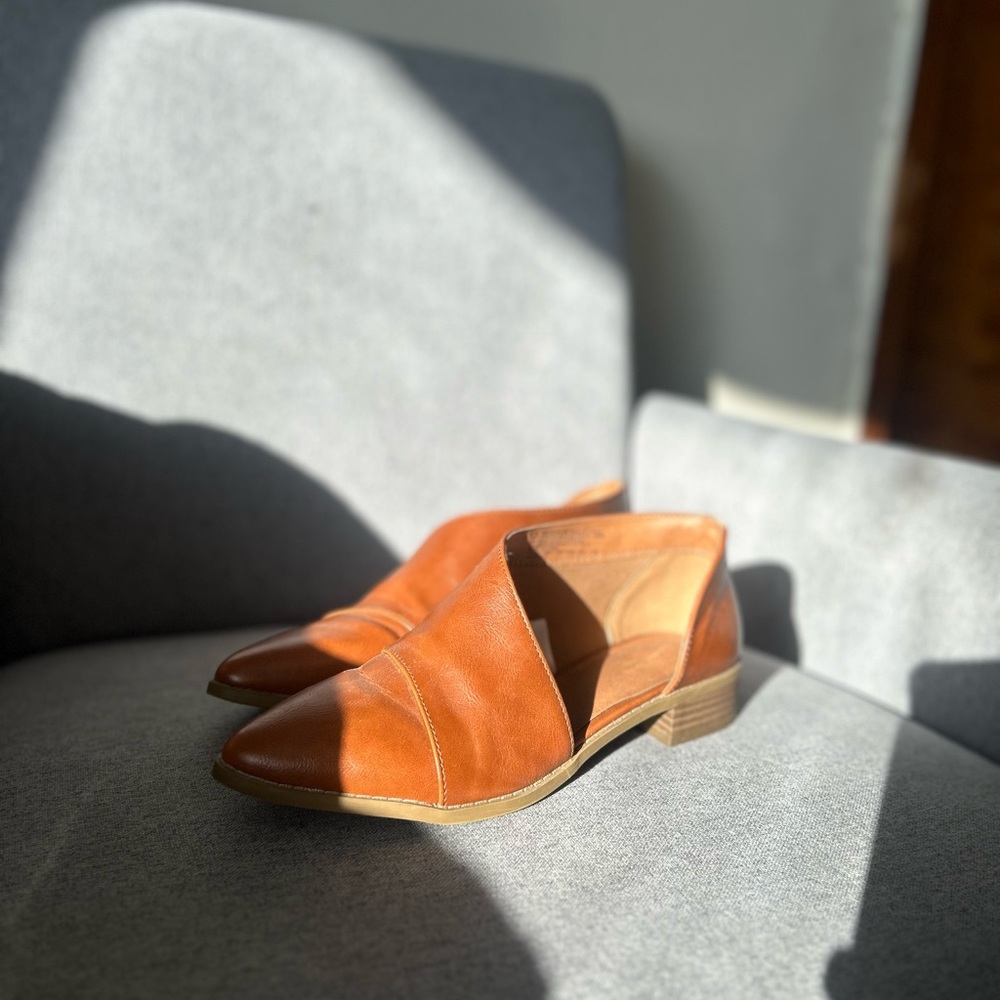 Women’s size 8 universal thread pointed toe shoe